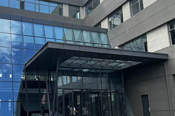 沈陽幕墻公司從節(jié)能工程的角度考慮，建筑幕墻可分為兩種!